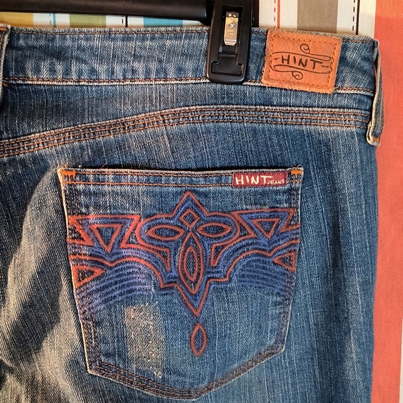 Hint  Denim Jeans featuring embroidering on the pockets - Picture 3 of 12